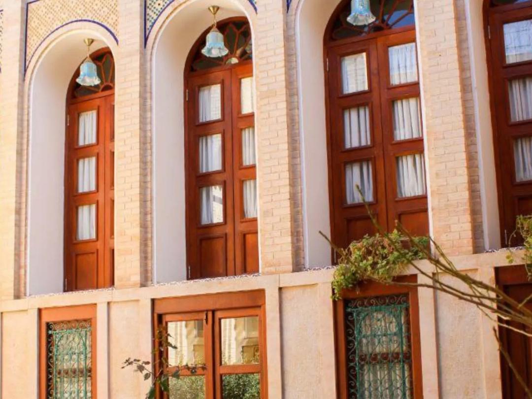 فاصله زمانی بوتیک هتل گلبهار شیراز